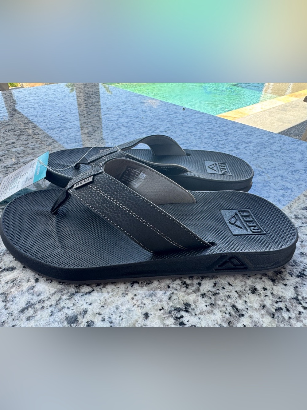 Reef Men’s Black Textured Strap Flip Flops bottle opener size 8 women’s 9.5